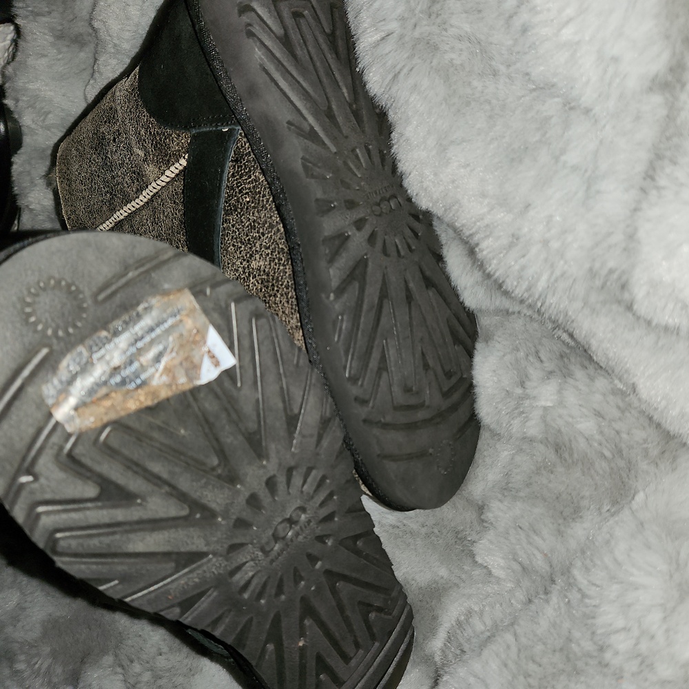 UGG Size 7 Short Dylan Boots - Picture 4 of 7